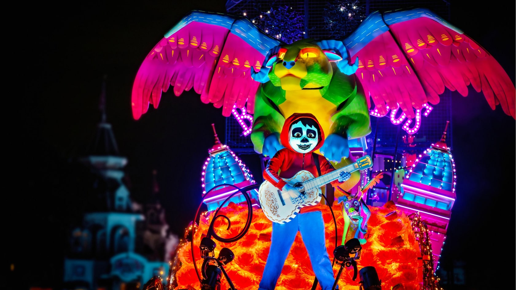 Carroza de Miguel de la película Coco en el nuevo desfile nocturno Disney Starlight en Magic Kingdom 2026.