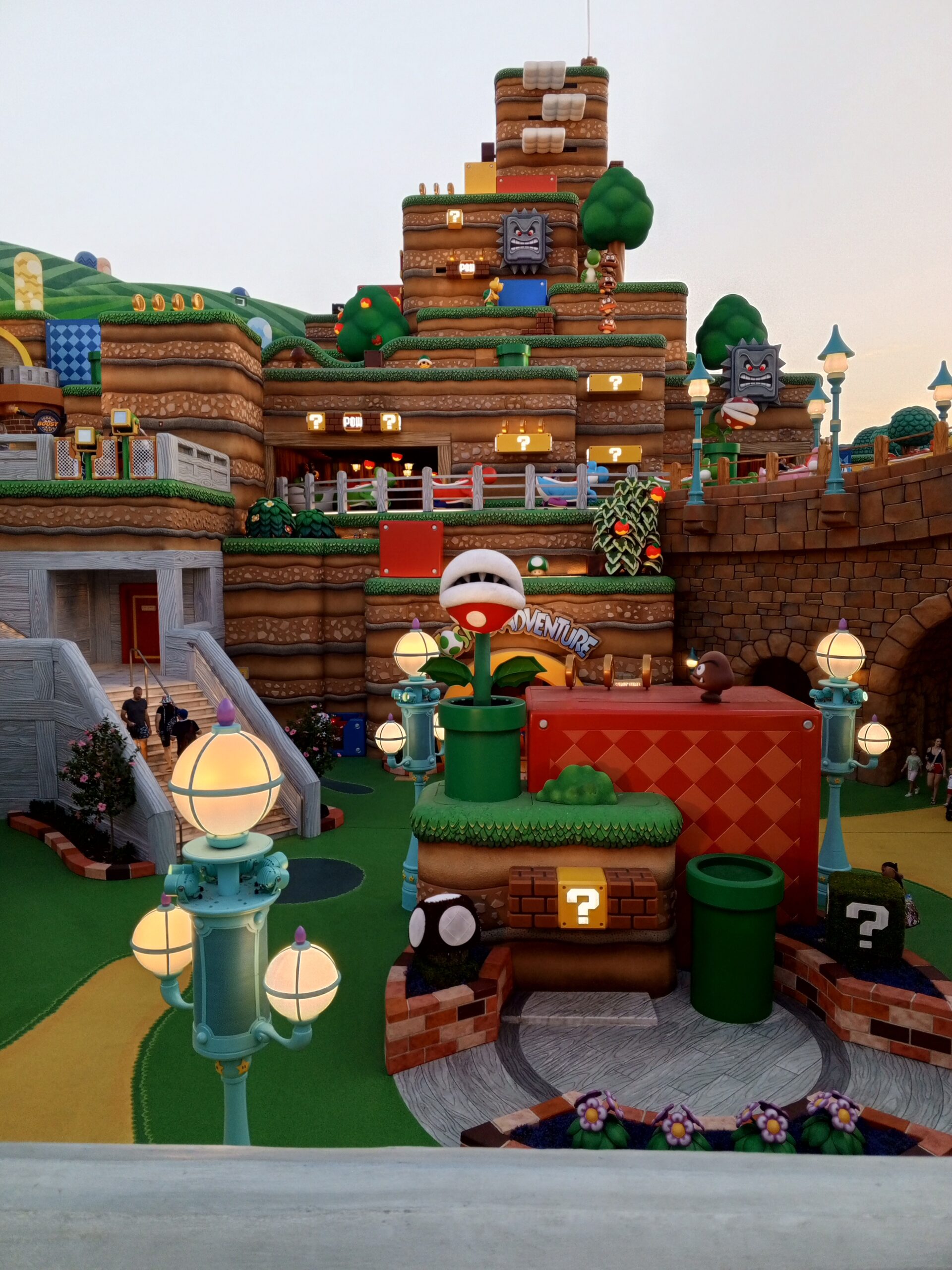Super Nintendo World en Epic Universe Universal Orlando con el Castillo de Bowser al fondo 2026