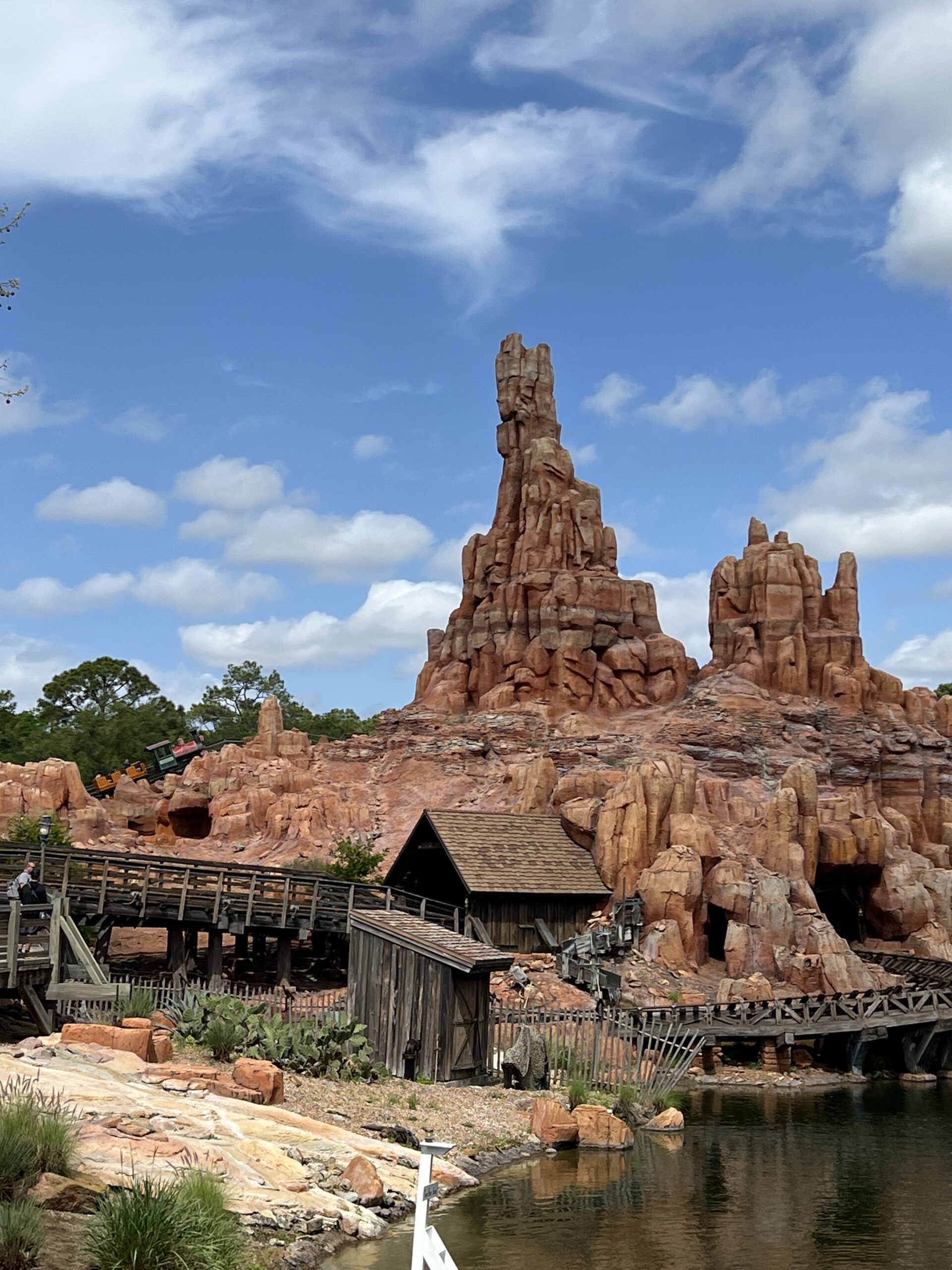 Vista del área de Frontierland en Magic Kingdom con Big Thunder Mountain al fondo