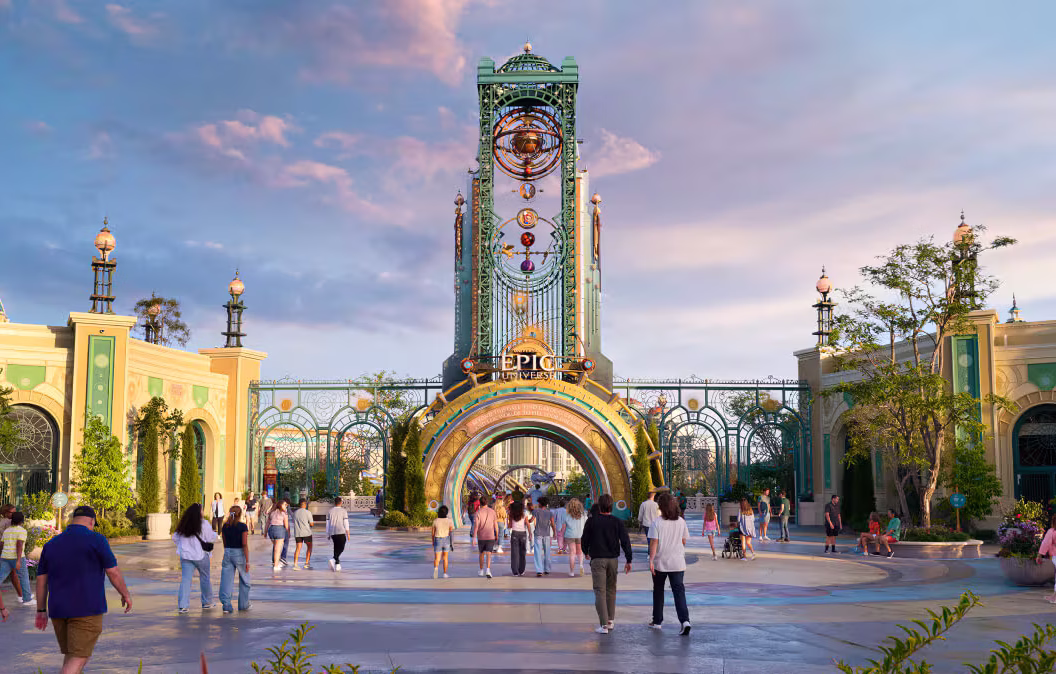 EPIC Universe theme park chronos de dia con huepedes