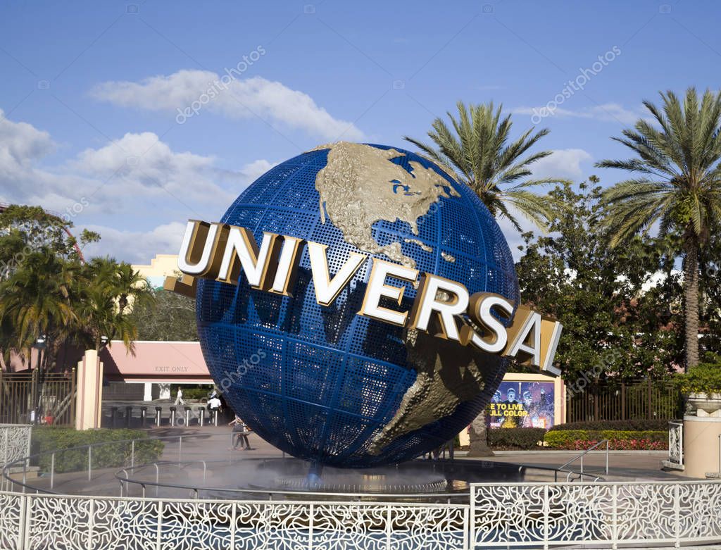 Entrada de Universal Studios Florida con el globo terráqueo