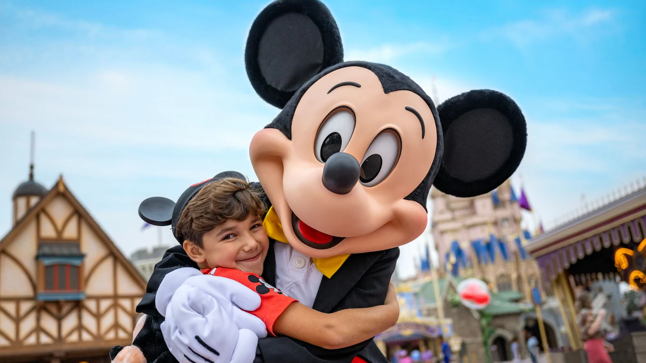 Mickey Mouse y niño en Magic Kingdom