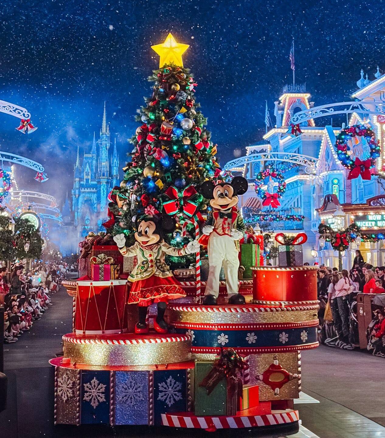 Desfile Mickey’s Once Upon a Christmastime Parade en Magic Kingdom durante Mickey’s Very Merry Christmas Party 2026